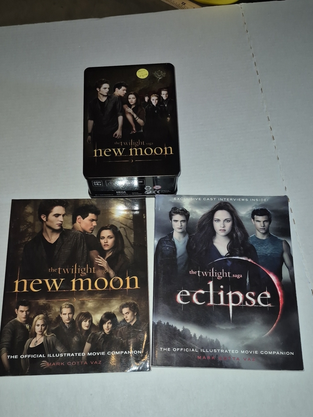 Twilight Saga New Moon & Eclipse Collector Set & 2 Companion Books
